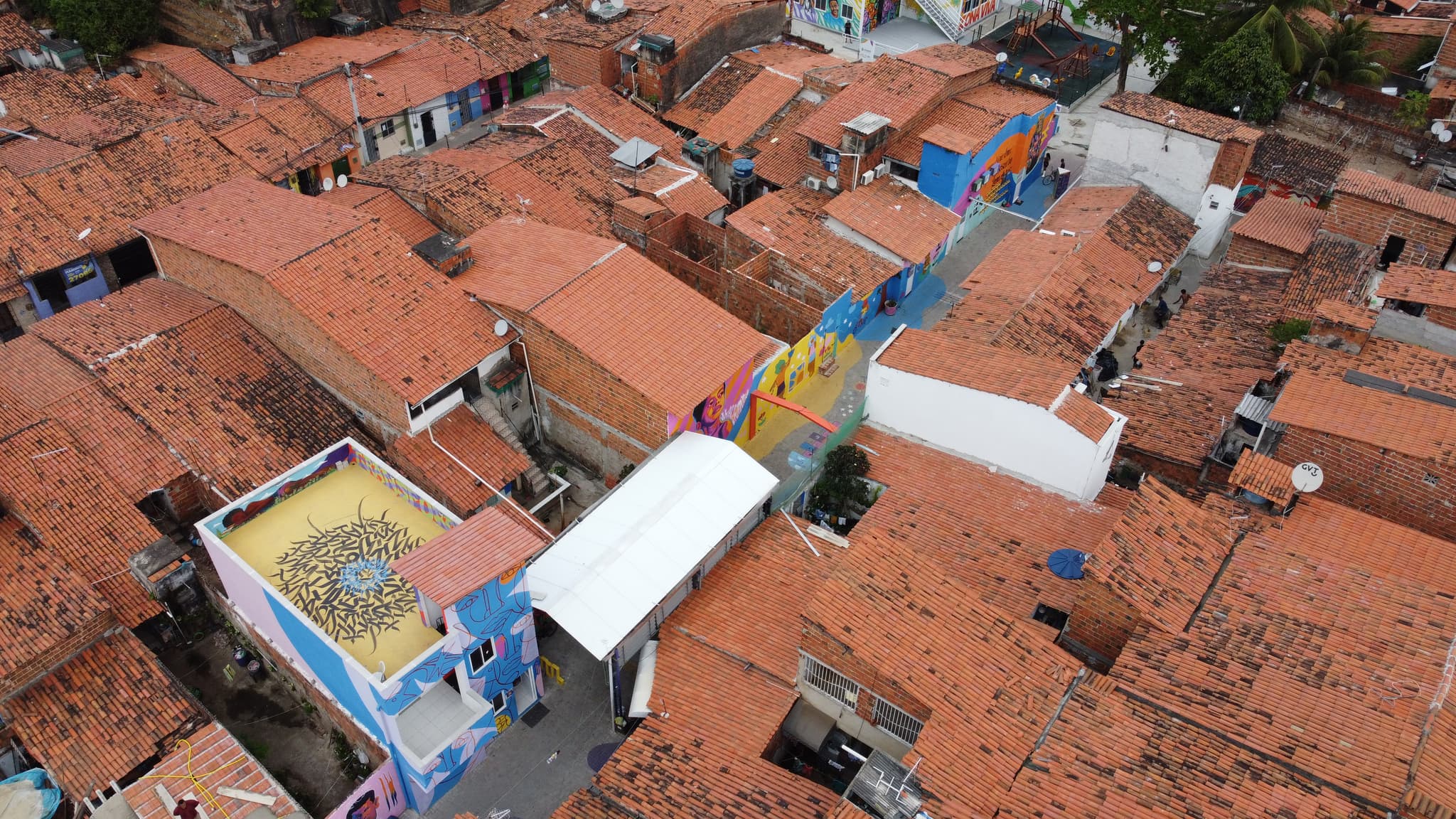 Vista aérea panorâmica do Beco Céu no território do Inferninho